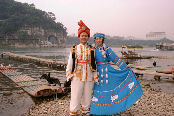 Chen Yiting (L) and Zheng Ruying (R) traveled to Guilin during their honeymoon in 2000.  (Photo/CGTN)
