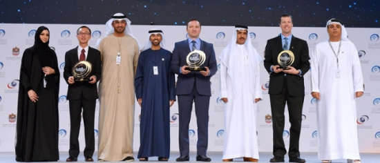 Lulin Xue (the second from left) from the Hua Xin Chuang Zhi Science and Technology LLC in Beijing, China, wins the rain enhancement award. (Photo/fmprc.gov.cn)