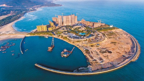 Construction of a resort project at Riyue Bay, or Sun Moon Bay, in Wanning, Hainan province, has been halted. The Sun Moon Island project covers a reclamation area of 97 hectares, and construction on Moon Island, 49.1 hectares, began without proper permits. (Photo/CHINA NEWS SERVICE)