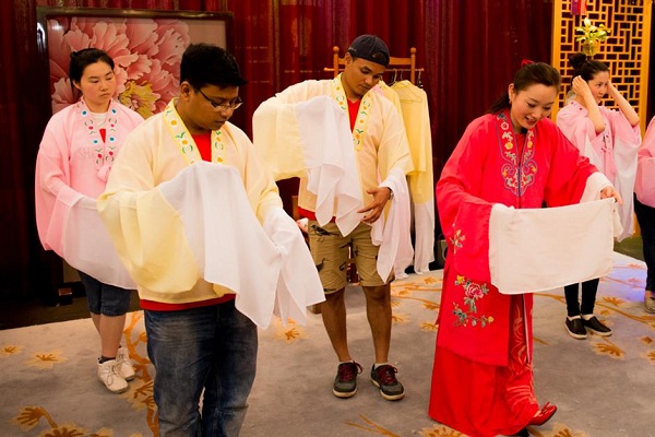 Expats learn Kunqu Opera at the Gubei Civic Center as various activities are staged to get expats involved in community life. (Ti Gong)