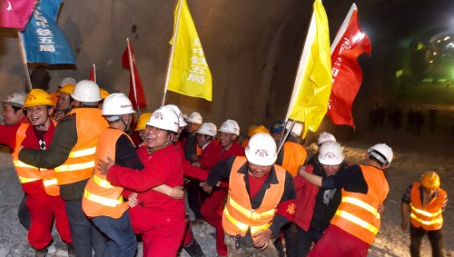 Construction workers celebrate the completion of the Samdrubling Tunnel, part of the Sichuan-Tibet Railway, in Sangri county, Tibet autonomous region, on Wednesday. (Photo/Xinhua)