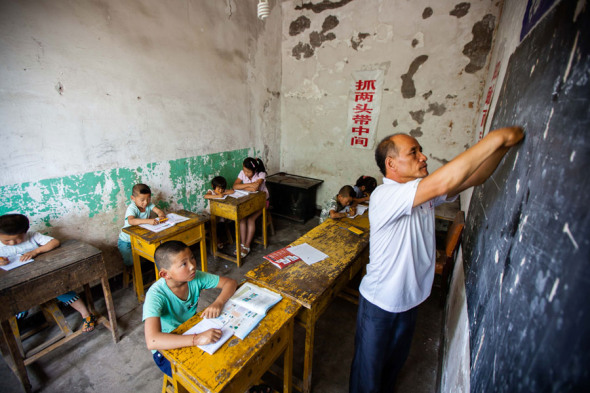 Chen Haiping teaches at the Liujiashan village school in Shanxi province. （FENG SHUAI/FOR CHINA DAILY）