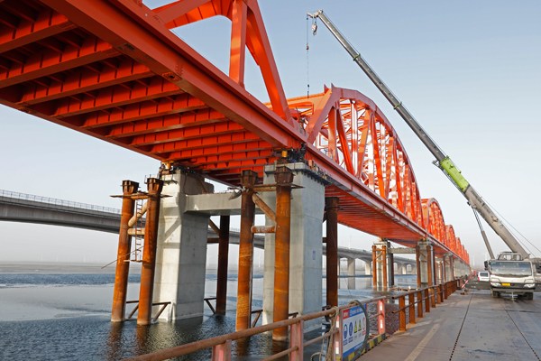 The main structure of the 9,077-meter Guanting Reservoir bridge, part of the Beijing-Zhangjiakou high-speed railway, completed on Jan 16, 2018. (Photos by Wu Diansen/For chinadaily.com.cn)