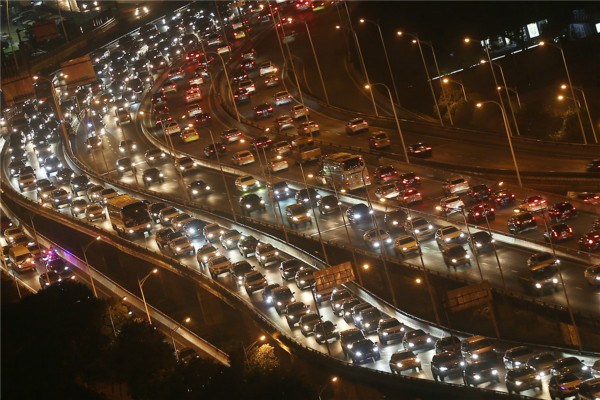 Cars slowly move forward on a viaduct in Nanjing, Jiangsu province, during the peak hours on Monday. (Yang Bo/China News Service)