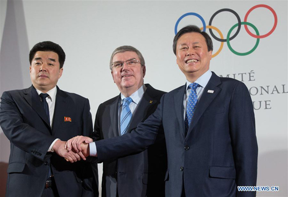 International Olympic Committee (IOC) President Thomas Bach (C) shakes hands with Kim Il Guk (L), the president of the Olympic Committee of the Democratic People's Republic of Korea (DPRK) and Do Jong-hwan (R), minister of Culture, Sports and Tourism of South Korea in Lausanne, Switzerland, on Jan. 20, 2018. (Xinhua/Xu Jinquan)