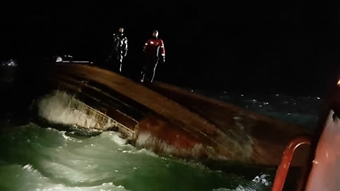 A Chinese fishing boat capsizes off South Korea's west coast, Jan. 21, 2018. (Photo/CGTN)