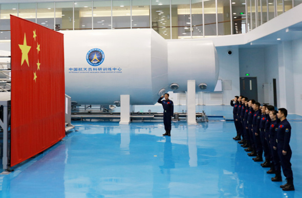 Astronauts repeat their oaths at the Astronaut Center of China in Beijing on Jan 4. (Feng Yongbin/China Daily)