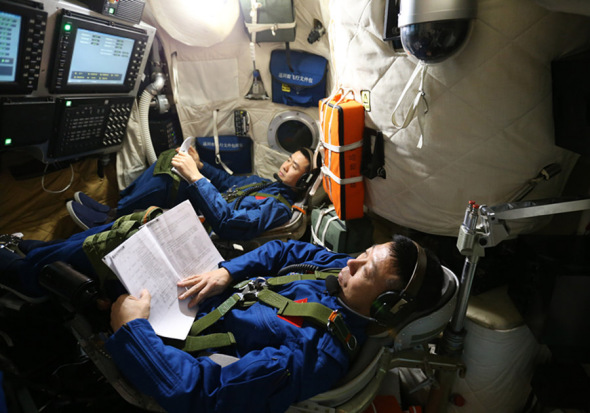 Chen Dong and Liu Wang train for a mission. (Feng Yongbin/China Daily)