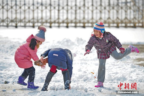 Citizens in Tianjin, N China embrace first snowy day in 2018 on Jan. 22. (Tong Yu/China News Service)
