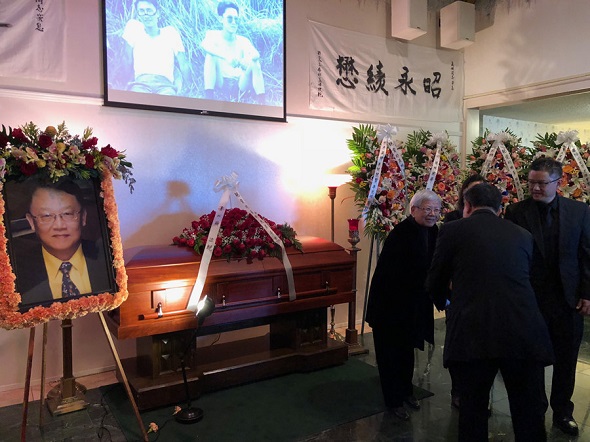 Judy Ho and Norman Ho, wife and son of Allen Ho, receive condolences at the memorial service on Jan 20 in Fremont, California. (Lia Zhu/China Daily)