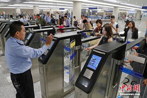 Picture taken on Oct. 8, 2017 shows international passengers pass through immigration at Shanghai Hongqiao International Airport. (File photo: China News Service/Yin Liqin) 