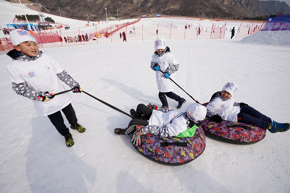 Children play at the Shijinglong Ski Resort in Yanqing, Beijing, on Jan. 21. (Photo/Xinhua)