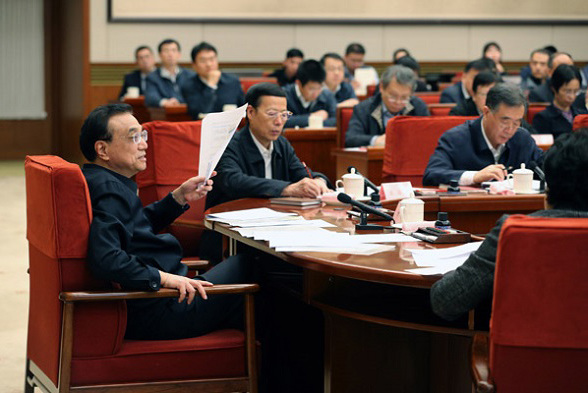 Premier Li Keqiang speaks at a seminar on Monday afternoon at the Zhongnanhai leadership compound in Beijing. The seminar was held to solicit suggestions for the draft of this year's Government Work Report from scholars, experts and entrepreneurs. (Photo by Wu Zhiyi/China Daily)