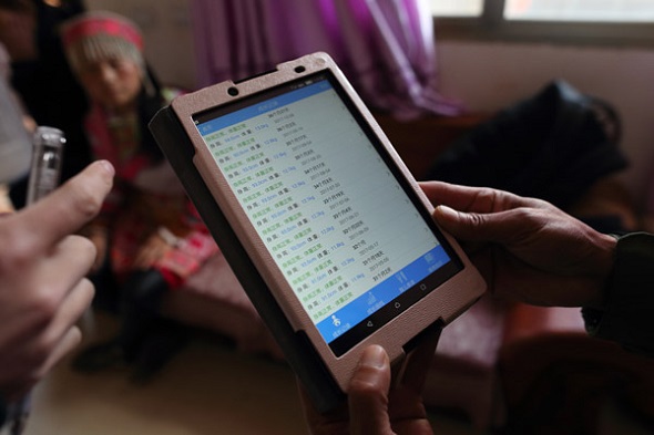 A tablet app illustrates growth patterns. (Photo by Wang Jing/China Daily)