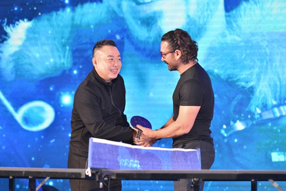 Aamir Khan plays ping pang with Liu Guoliang. (Photo provided to chinadaily.com.cn)