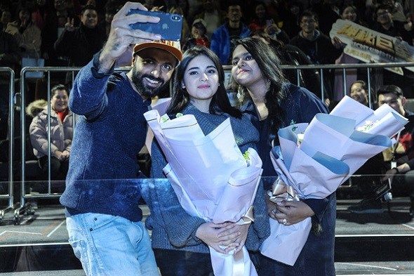 Advait Chandan (left) promotes the movie in Wuhan, the capital city of Hubei province, during his nation-cross road show. (Photo provided to chinadaily.com.cn)