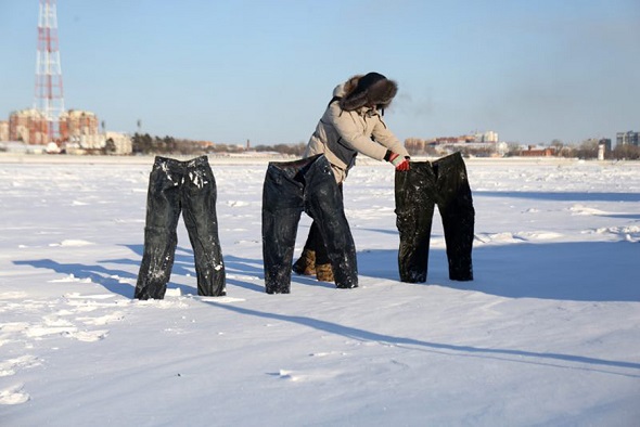 Trousers were hung outside after being washed. Several minutes later, they became completely frozen and could stand up independently. (Photo provided to China Daily)