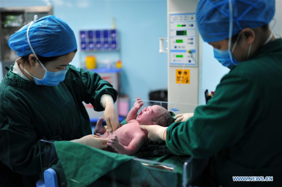 Midwives take nursing care of a new-born baby at the People's Hospital of Hanshan in east China's Anhui Province, May 12, 2017. (Xinhua/Li Changbing)