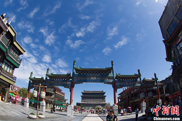 Blue sky over Qianmen, one of Beijing's most famous Tourist attractions. (Guo Junfeng/China News Service)