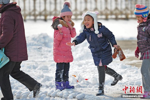 Picture taken on Jan. 22 shows citizens enjoying snowy day in Tianjin, N China. (Tong Yu/China News Service)