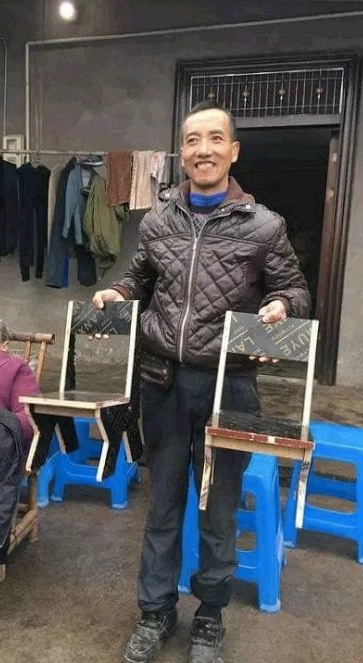Yue Dingming shows two wooden chairs as gift for his sons. (Provided to chinadaily.com.cn)