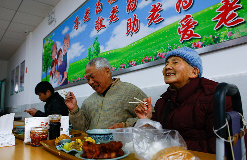 Lu Renliang and his wife Huang Baodi enjoy their lunch at a service center for elderly people in Jing'an district in Shanghai last January. (Photo/Xinhua)