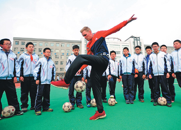 A Dutch soccer coach demonstrates skills to students in Shenyang, Liaoning province, in March 2016. China is looking to enhance cooperation and exchanges with soccer powerhouses like the Netherlands, Germany, France and England in order to develop future talent from the grassroots level. (Zhang Wenkui / Xinhua)