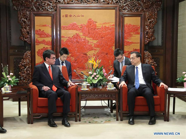 Chinese Premier Li Keqiang (R, front) meets with visiting Japanese Foreign Minister Taro Kono (L, front) in Beijing, capital of China, Jan. 28, 2018. (Xinhua/Liu Weibing)