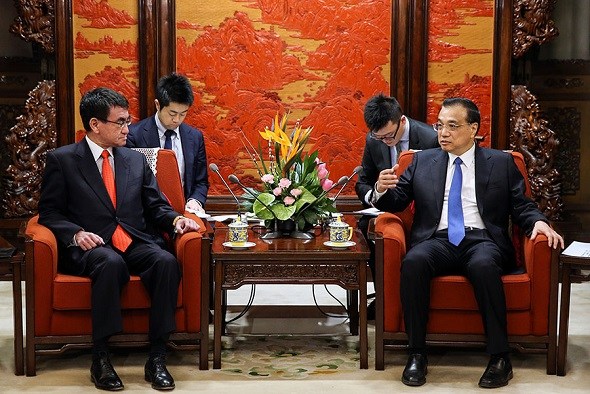 Chinese Premier Li Keqiang meets Japanese Foreign Minister Taro Kono in Beijing on Sunday. (Wu Zhiyi/China Daily)