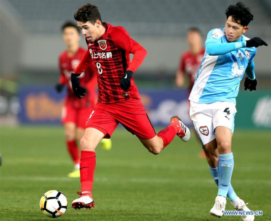 Oscar (L) of China's Shanghai SIPG FC vies with Piyaphon Phanichakul of Thailand's Chiangrai United during their AFC Champions League qualification match in Shanghai, east China, Jan. 30, 2018. Shanghai SIPG FC won 1-0. (Xinhua/Fan Jun)