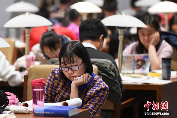 Picture taken on Dec. 5, 2017 shows students reading books in a library in Taiyuan, N China's Shanxi Province. (Photo/chinanews.com)