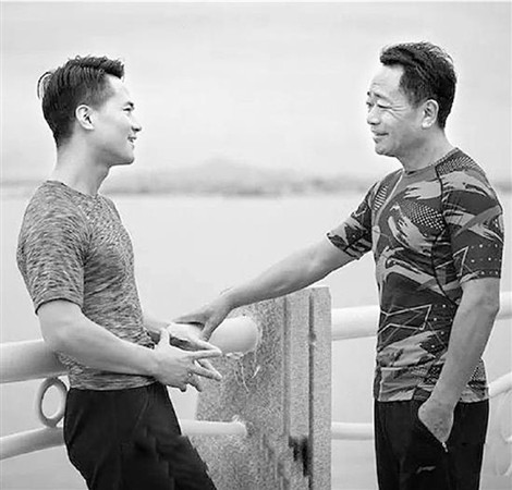 Ding Guoliang and Ding Youwang after losing weight. (Photo/Qianjiang Evening News)