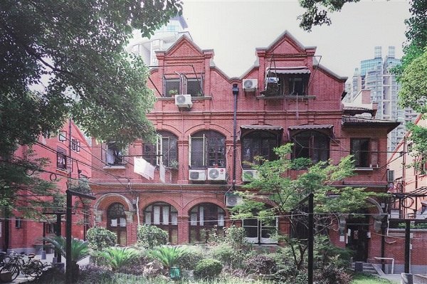 Xiwang, built in 1911, is a typical Shanghai lane-style neighborhood that fuses Eastern and Western flavors. It houses 12 British Queen Anne-style buildings that are situated on interconnected lanes. (Jiang Xiaowei/SHINE)