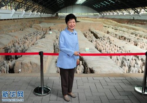 Former South Korean president Park Geun-Hye poses for a photo during a visit to the Terrocotta Warriors on June 30, 2013. (Photo/Xinhua) Former South Korean president Park Geun-Hye poses for a photo during a visit to the Terrocotta Warriors on June 30, 2013. (Photo/Xinhua)