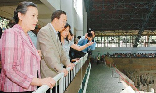 UN Secretary-General Ban Ki-moon visits the Terracotta Army in Xi'an on July 25, 2009. (Photo/Xinhua) UN Secretary-General Ban Ki-moon visits the Terracotta Army in Xi'an on July 25, 2009. (Photo/Xinhua)