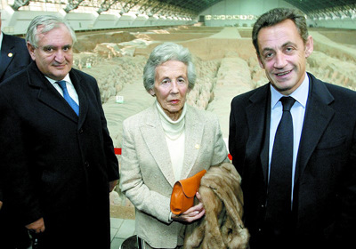 Former French president Nicolas Sarkozy (right) visits the terracotta warriors on November 25, 2007. (File photo)