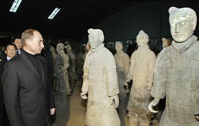 Russian President Vladimir Putin is given a guided tour during his visit to the famous Terracotta Army site in Xi'an, China on October 16, 2004. (File photo)