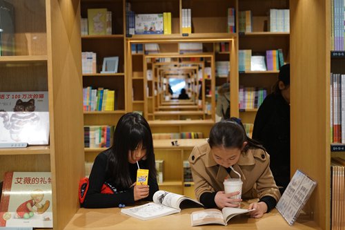 Two customers flip through books at the Light Space Xinhua Bookstore in Shanghai on Monday. (Photo: Qi Xijia/GT) Two customers flip through books at the Light Space Xinhua Bookstore in Shanghai on Monday. (Photo: Qi Xijia/GT)