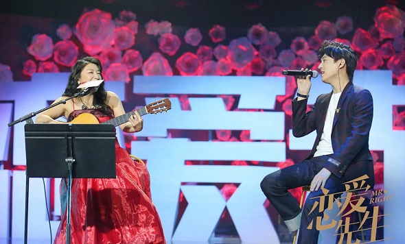 Japanese-Brazilian singer Lisa Ono (left) co-sing a song with actor Ji Dong to promote the TV series Mr Right in a recent event in Beijing. (Photo provided to China Daily)