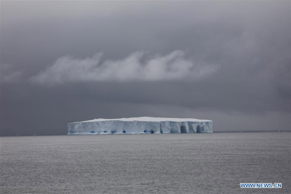 An iceberg is seen nearby China's research icebreaker Xuelong, or Snow Dragon, on its way to Zhongshan station in Antarctic, Dec 22, 2017. (Photo/Xinhua)