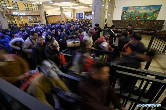 Passengers check in at Beijing Railway Station in Beijing, Feb 1, 2018. The 2018 Spring Festival travel rush, known as the chunyun, started on Thursday and will last till March 12. About 2.98 billion trips are expected to be made during the chunyun. The Spring Festival, or Chinese Lunar New Year, falls on Feb 16 this year. (Photo/Xinhua)