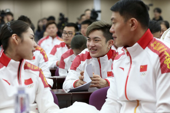 Figure skaters (from left) Yu Xiaoyu, Yan Han and Zhang Hao talk on Wednesday at a meeting before their trip to the Pyeongchang Olympics in South Korea. (Feng Yongbin/China Daily)
