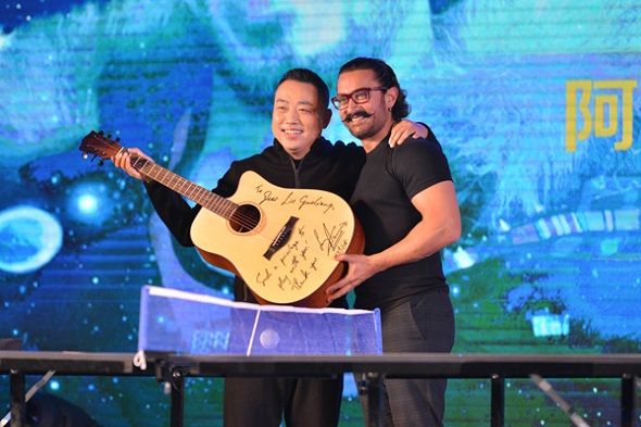Aamir Khan poses alongside Liu Guoliang, former coach of China's national table tennis team during a promotional event. (Photo provided to chinadaily.com.cn)