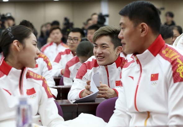 Figure skater Yan Han (center) talks with other athletes at the unveiling ceremony of the Chinese delegation to the 2018 Winter Olympic Games in Beijing, Jan 31, 2018. (Photo by Feng Yongbin/chinadaily.com.cn)