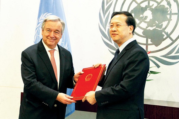 Ma Zhaoxu (right), China's new envoy to the United Nations, presents his credentials to UN Secretary-General Antonio Guterres at UN Headquarters in New York on Tuesday. (Hong Xiao/China Daily)