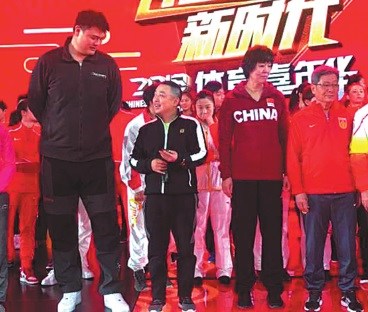 Yao Ming chats with Liu Guoliang, who stands next to Lang Ping at Monday's rehearsal for the Chinese New Year Sports Gala. (Photo/China Daily)