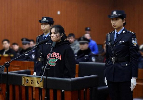 Mo Huanjing stands trial at Hangzhou Intermediate People's Court on Feb 1, 2018, on suspicion of setting a fire which led to the deaths of four people. (Photo/China Daily)