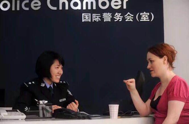 Jamie Fouss, the U.S. Consulate General in Wuhan, Hubei province, talks with Luo Dan. Provided to chinadaily.com.cn