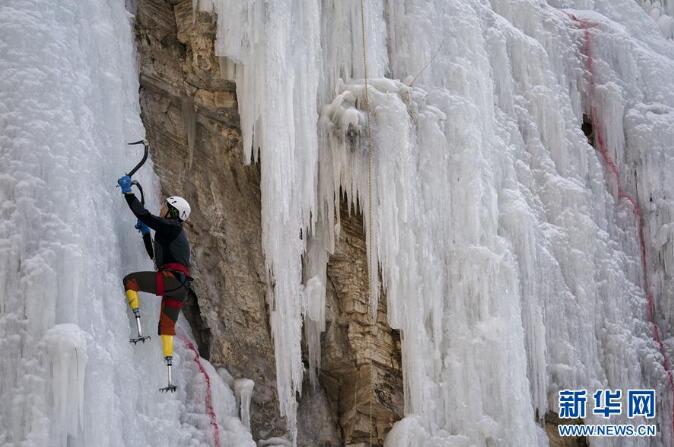 Xia Boyu demonstrates ice climbing skills after the National Ice Climbing Championship held in Fangshan district of Beijing, Jan 14, 2018. (Photo/Xinhua)