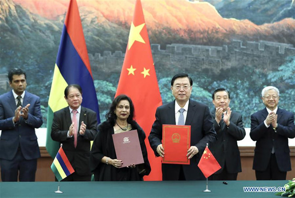 Zhang Dejiang (R front), chairman of the Standing Committee of China's National People's Congress (NPC), and Santi Bai Hanoomanjee (L front), speaker of the National Assembly of Mauritius, attend a MOU signing ceremony to boost parliamentary exchanges before their talks in Beijing, capital of China, Feb. 2, 2018. (Xinhua/Pang Xinglei)
